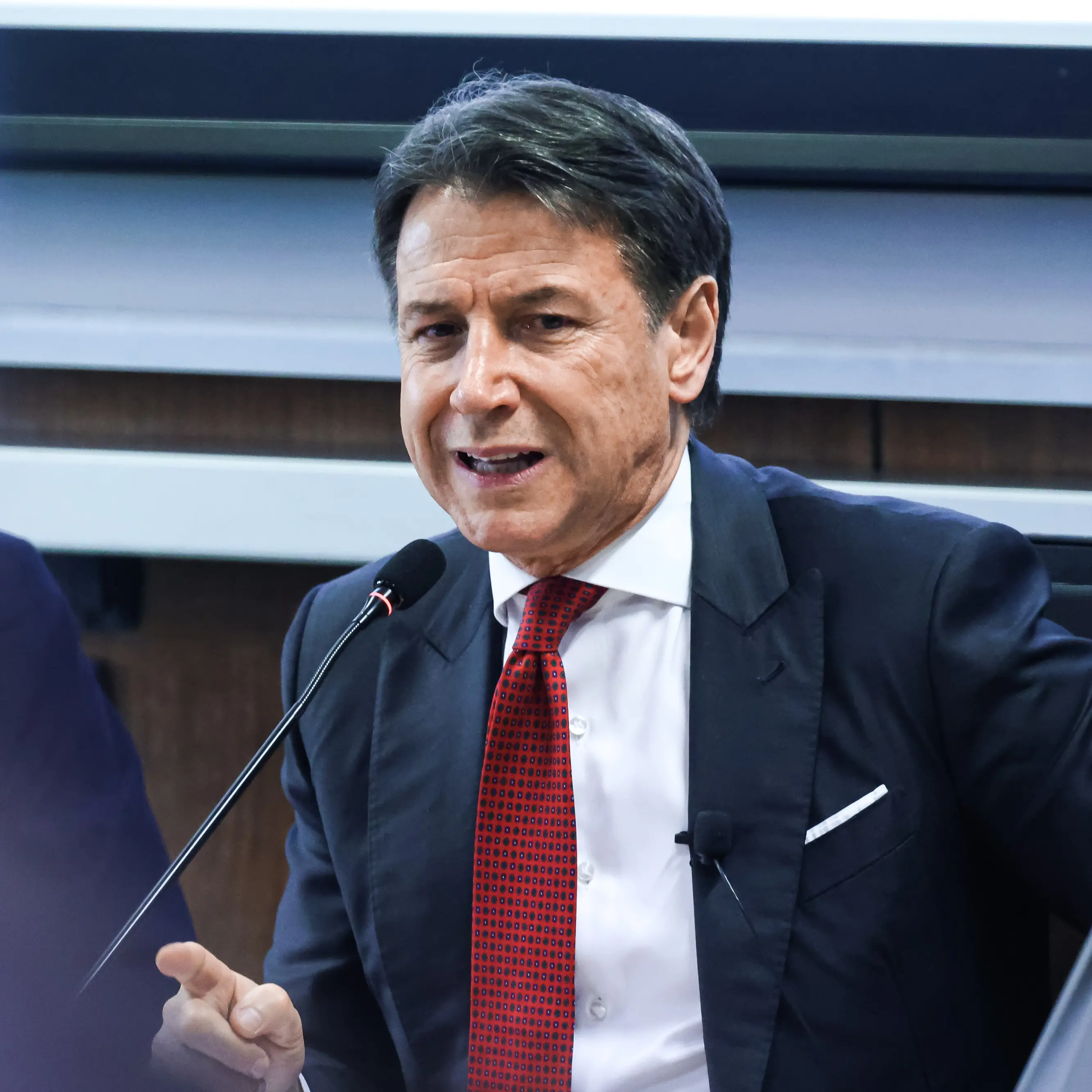 Ucraina, Conte rompe con il Pd: il “campo largo” si divide sulle armi e si riaprono le tensioni\n