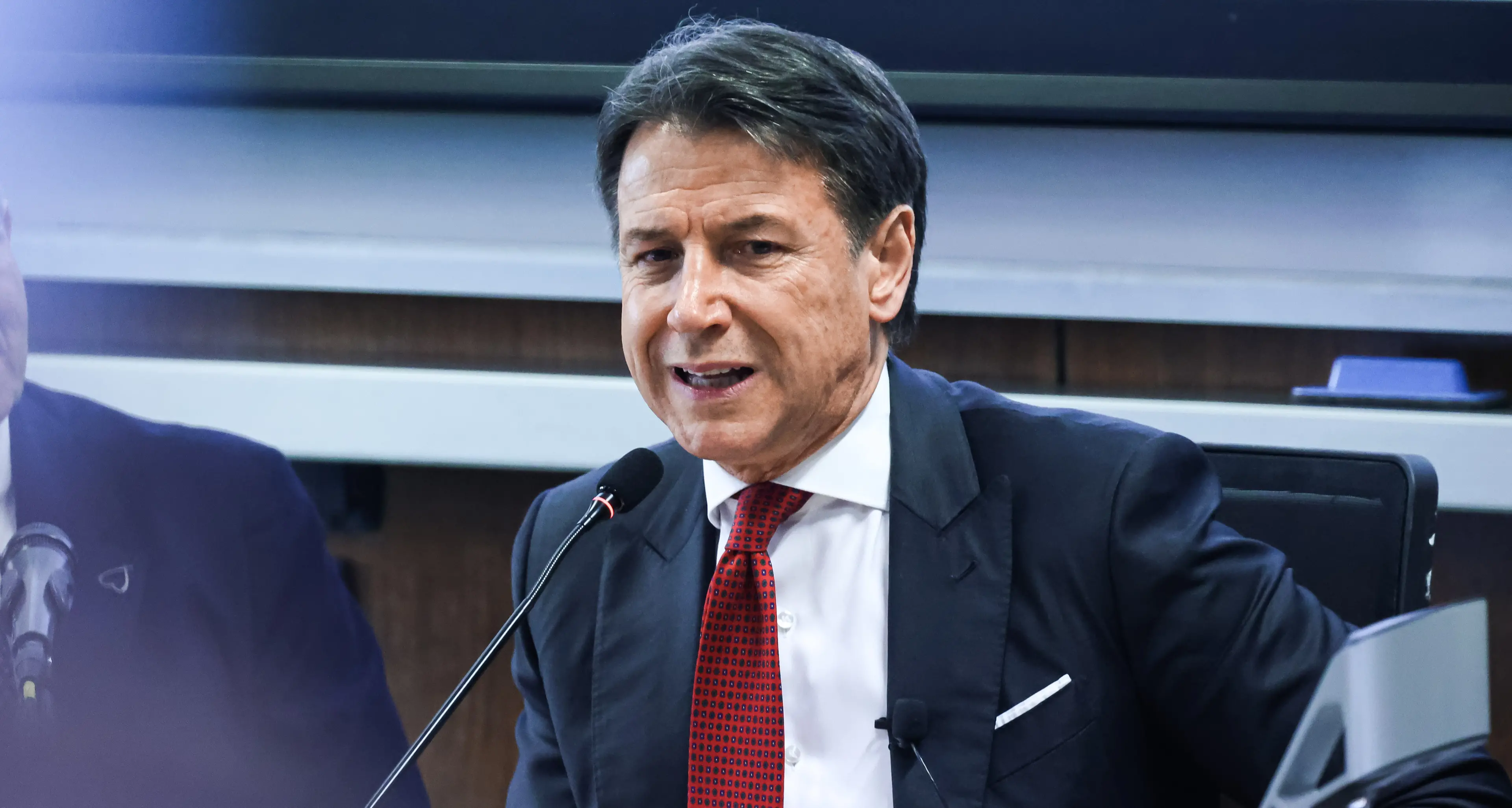 Ucraina, Conte rompe con il Pd: il “campo largo” si divide sulle armi e si riaprono le tensioni\n