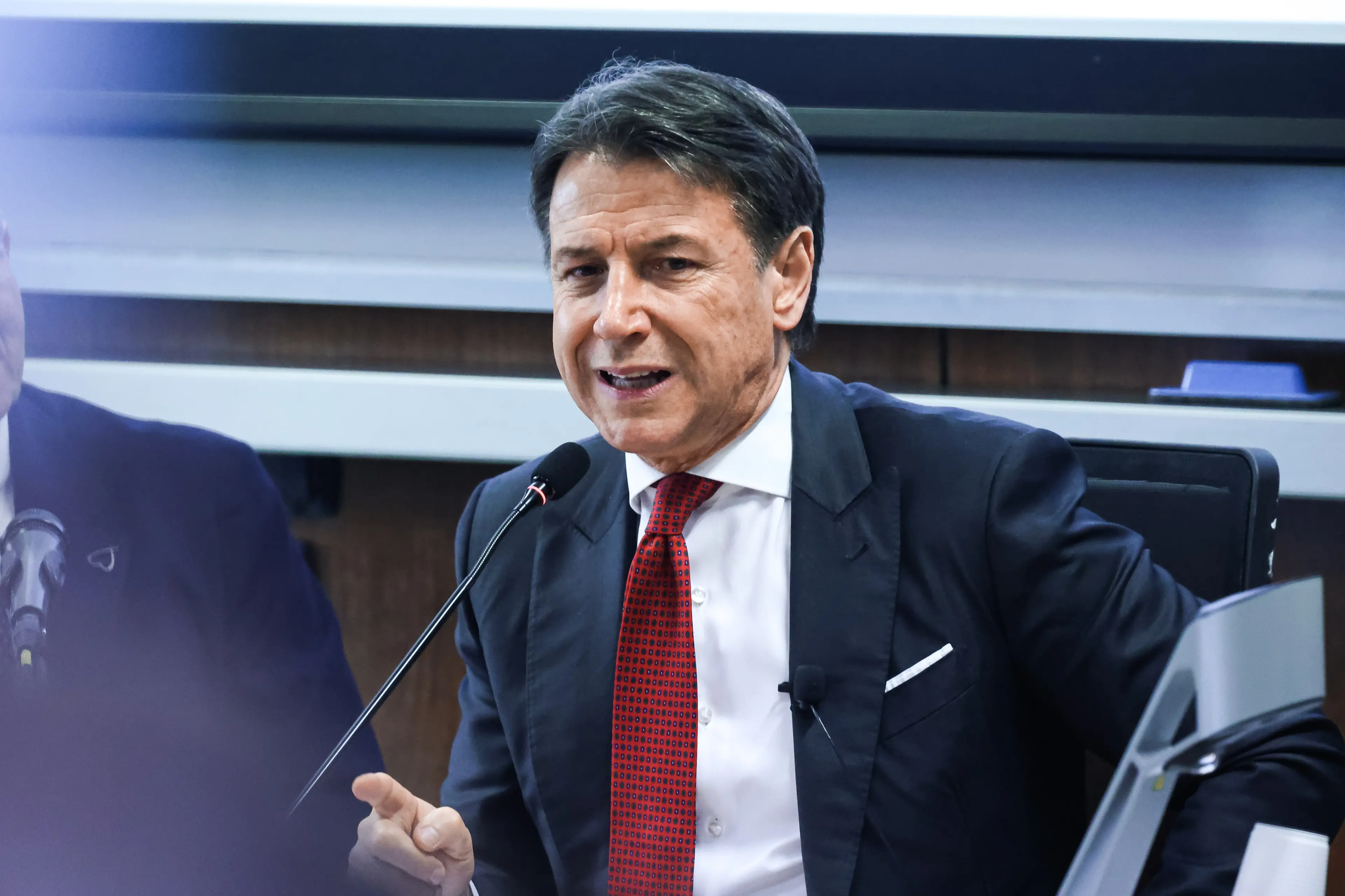 Ucraina, Conte rompe con il Pd: il “campo largo” si divide sulle armi e si riaprono le tensioni\n