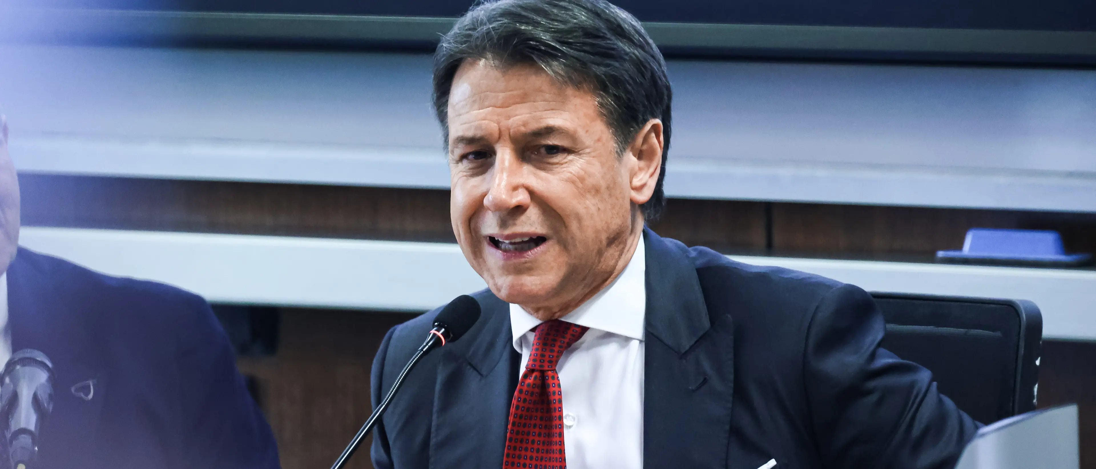 Ucraina, Conte rompe con il Pd: il “campo largo” si divide sulle armi e si riaprono le tensioni\n