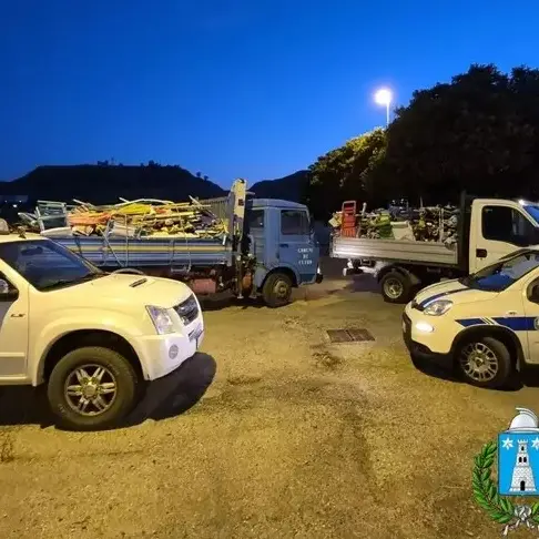 Spiagge libere occupate abusivamente a Cutro: rimossi 500 ombrelloni e 150 sdraio\n