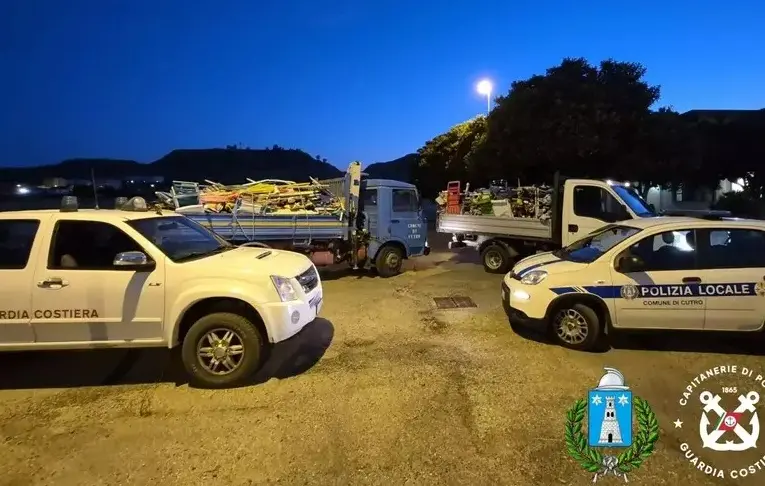 Spiagge libere occupate abusivamente a Cutro: rimossi 500 ombrelloni e 150 sdraio\n