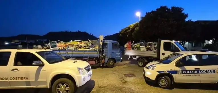 Spiagge libere occupate abusivamente a Cutro: rimossi 500 ombrelloni e 150 sdraio\n
