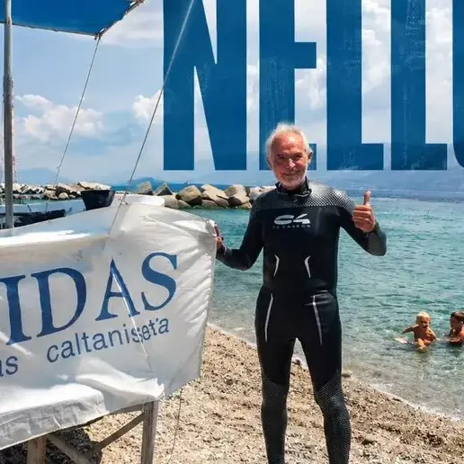 A 80 anni attraversa a nuoto lo Stretto di Messina: «Esempio di passione e vitalità»\n