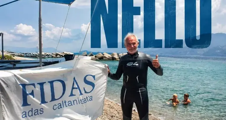 A 80 anni attraversa a nuoto lo Stretto di Messina: «Esempio di passione e vitalità»\n