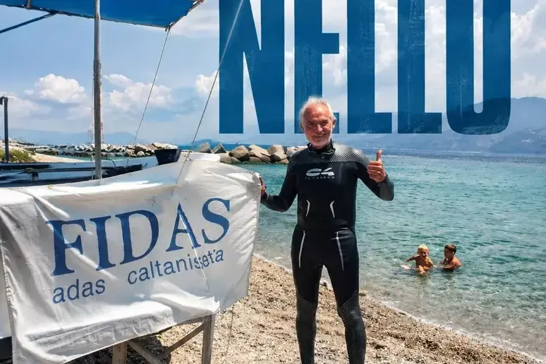 A 80 anni attraversa a nuoto lo Stretto di Messina: «Esempio di passione e vitalità»\n