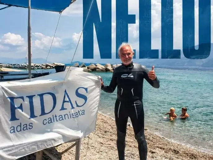 A 80 anni attraversa a nuoto lo Stretto di Messina: «Esempio di passione e vitalità»
