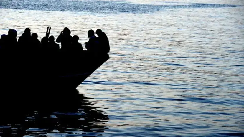 Malick, 16 anni e una piroga verso l’Europa: il viaggio disperato di un ragazzo rimasto solo col mare\n
