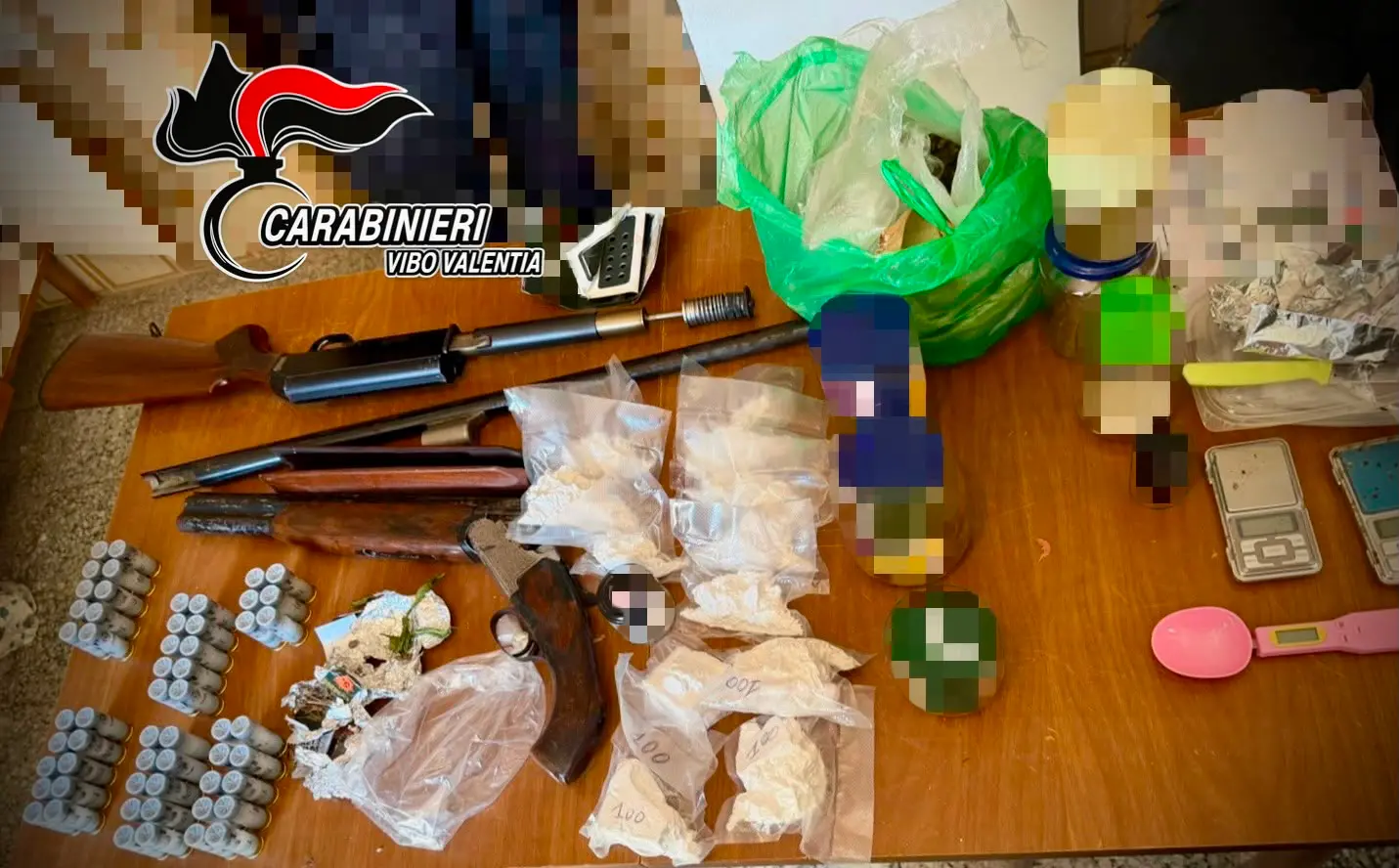 Maxi sequestro a San Gregorio d’Ippona:\u00A0rinvenute armi con matricola abrasa, droga e parti di auto rubate in un casolare\n