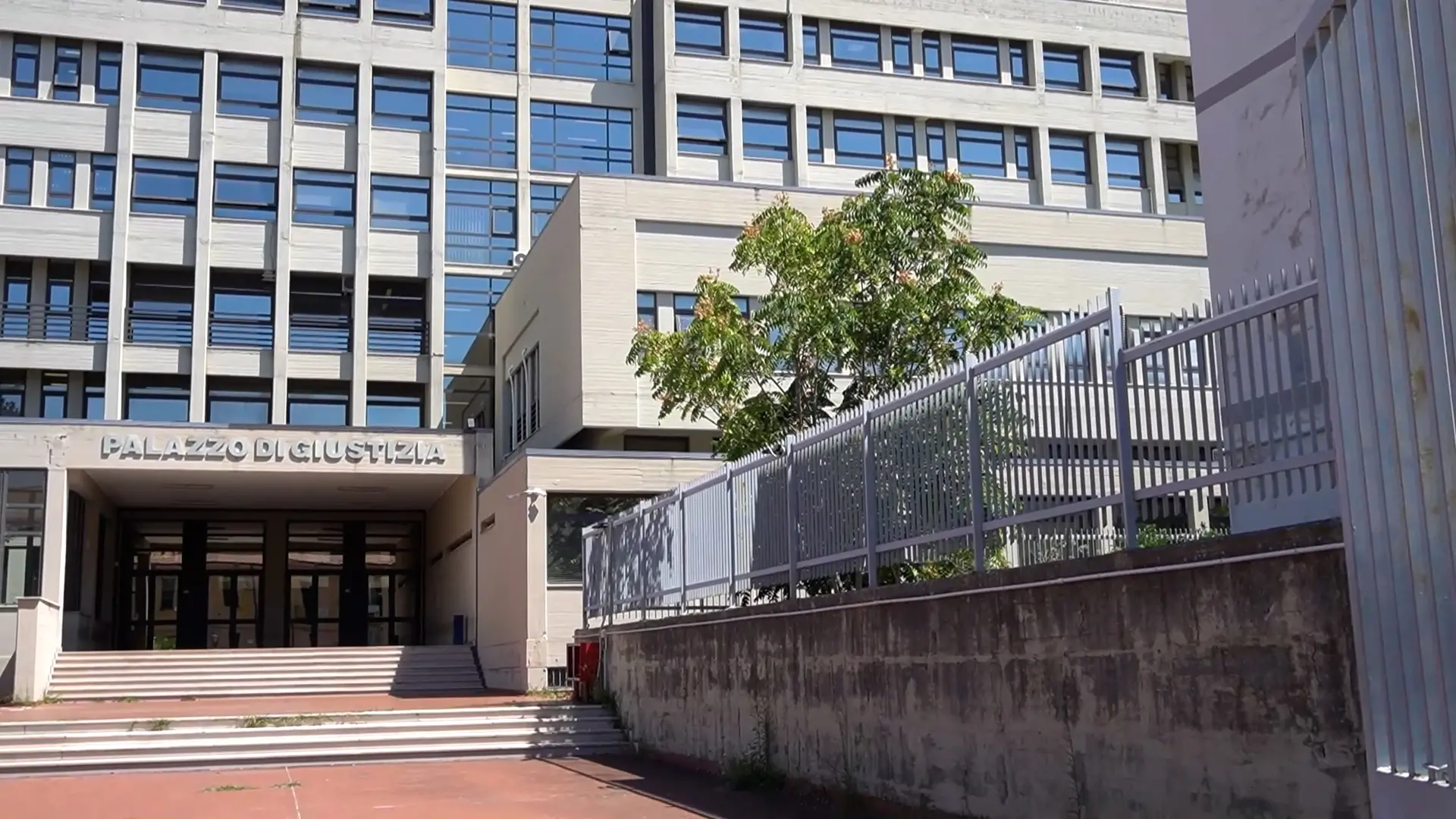 <p>Il palazzo di Giustizia di Paola</p>\\n
