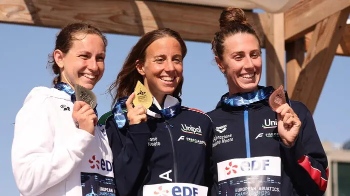 epa13150244 (L-R) Silver medalist Viktoria Mihalyvari Farkas of Hungary, gold medalist Ginevra Taddeucci of Italy and bronze medalist Linda Caponi of Italy stand on the podium after competing in the Women\\'s 10km of the Open Water at the European Aquatics Championships in Paris, France, 04 August 2026. EPA/TERESA SUAREZ , EPA