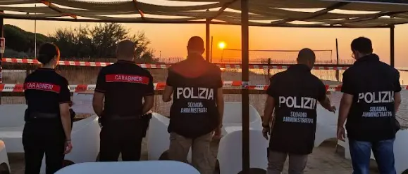 Sicurezza nei luoghi di pubblico spettacolo: un nuovo controllo straordinario interforze in un locale di Sellia Marina\n