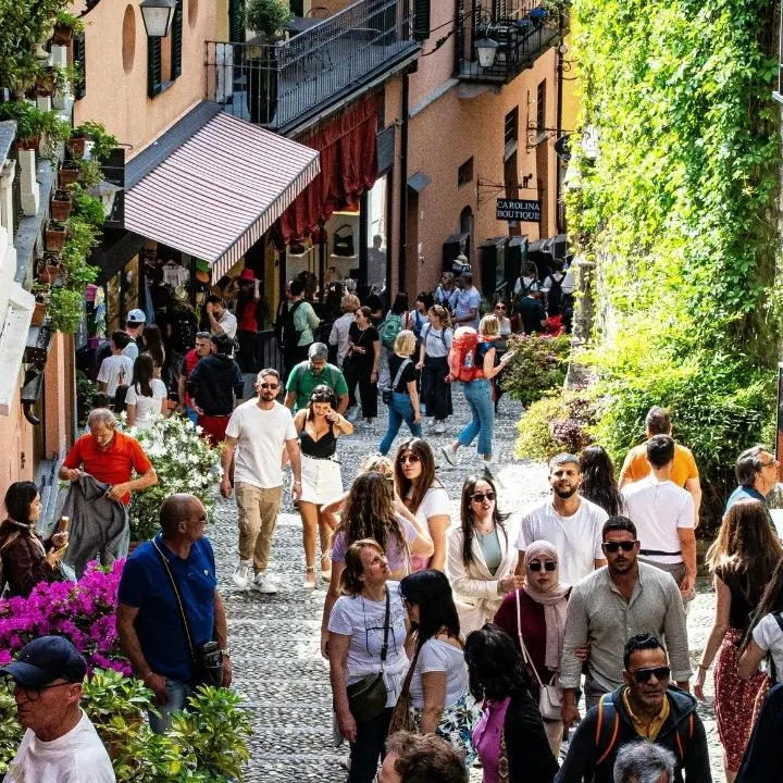 Gli italiani non rinunciano alle ferie, ma cambiano strategia: boom delle microvacanze e 43 miliardi di spesa nell'estate 2026\n