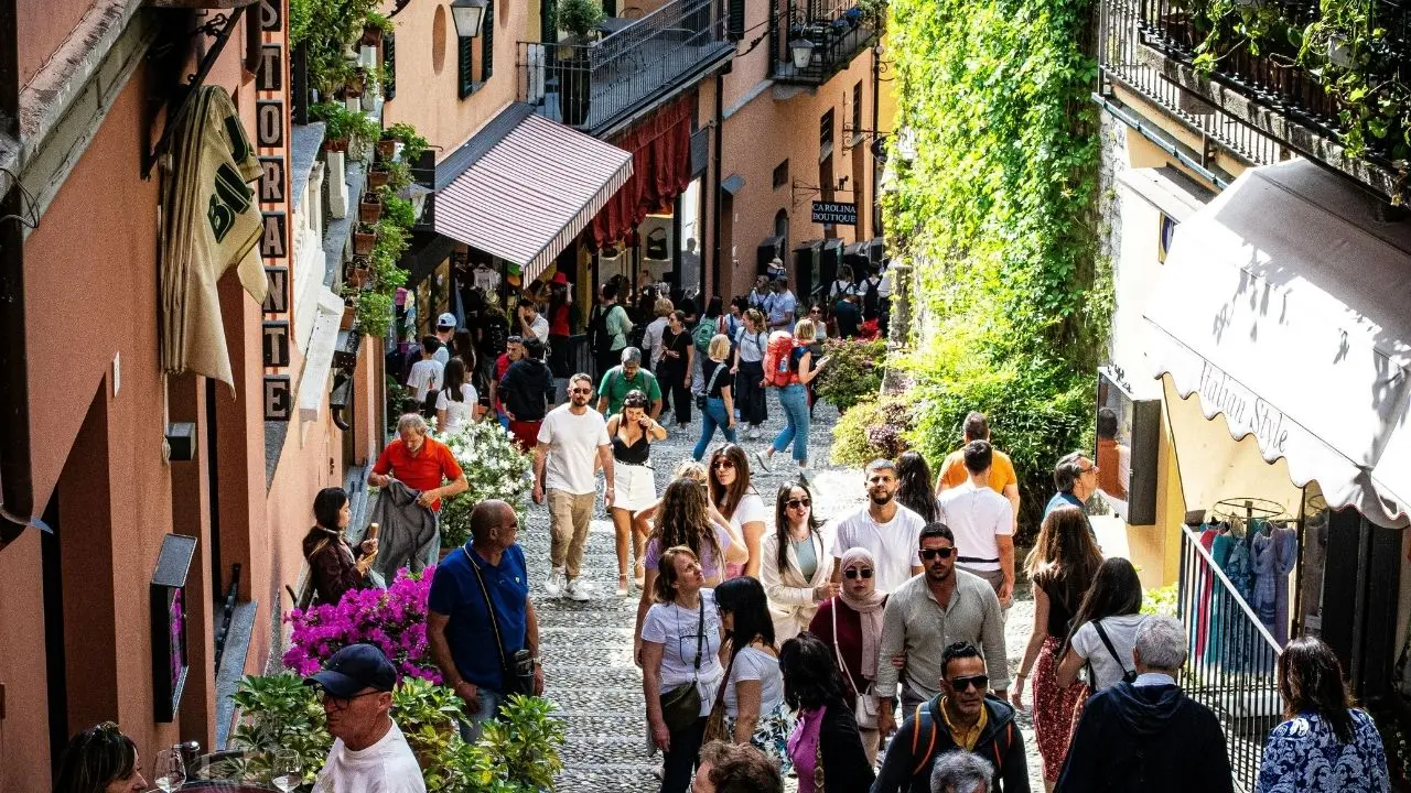 <p>Gli italiani non rinunciano alle ferie, ma cambiano strategia: boom delle microvacanze e 43 miliardi di spesa nell'estate 2026</p>