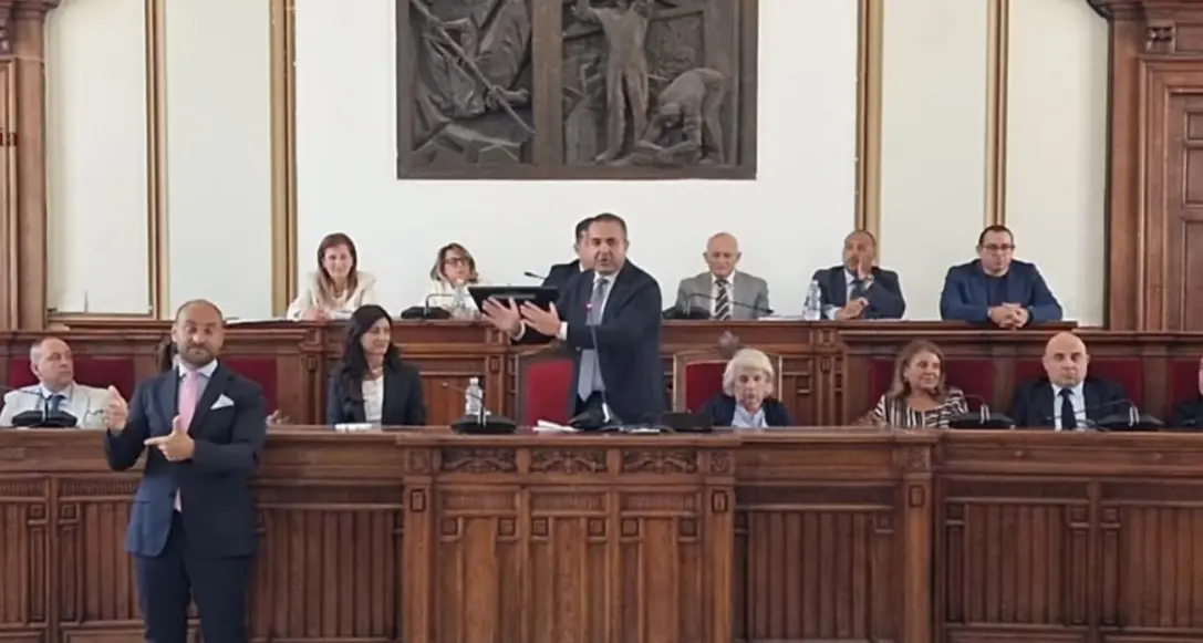 Caso Sogas, Cannizzaro blinda l'assessore Catalfamo: «Garantismo senza se e senza ma»\n