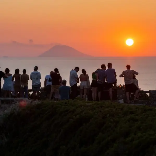 Capo Vaticano, il mito di Ulisse rivive al tramonto: Saverio Vallone protagonista della rassegna Il Canto delle Sirene\n