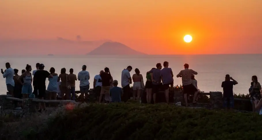 Capo Vaticano, il mito di Ulisse rivive al tramonto: Saverio Vallone protagonista della rassegna Il Canto delle Sirene\n