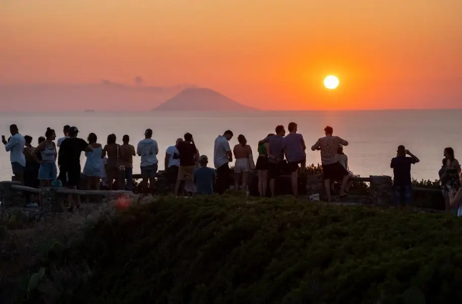 Capo Vaticano, il mito di Ulisse rivive al tramonto: Saverio Vallone protagonista della rassegna Il Canto delle Sirene\n