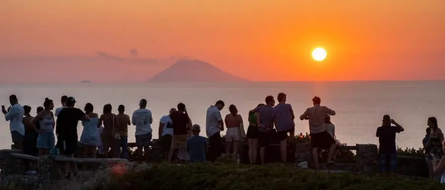 Capo Vaticano, il mito di Ulisse rivive al tramonto: Saverio Vallone protagonista della rassegna Il Canto delle Sirene\n