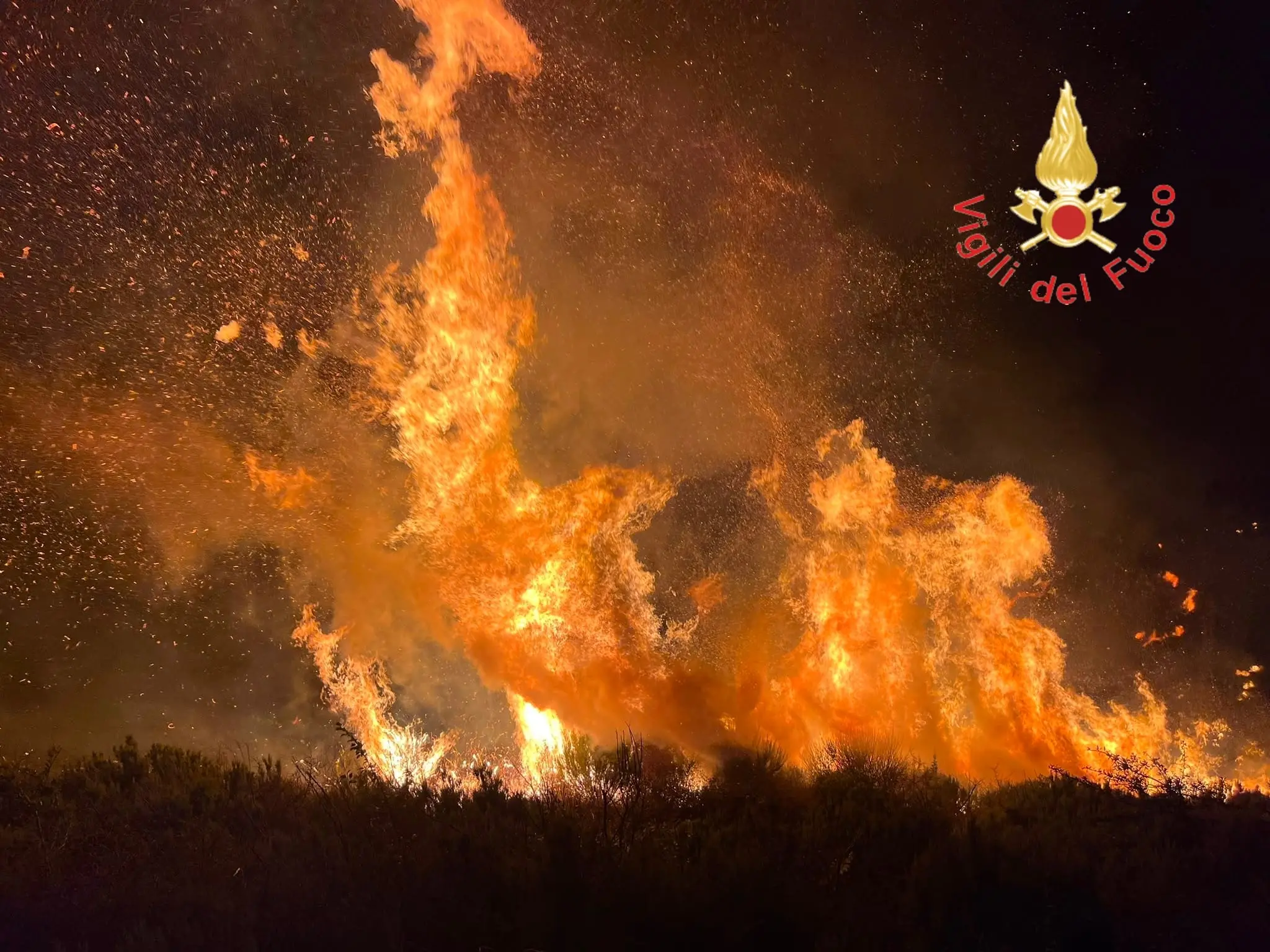 Fiamme nel lametino, Gizzeria assediata dal fuoco: cinque Canadair in azione