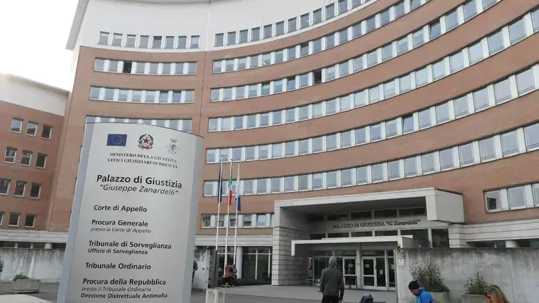 <p>Il tribunale di Brescia</p>\\n