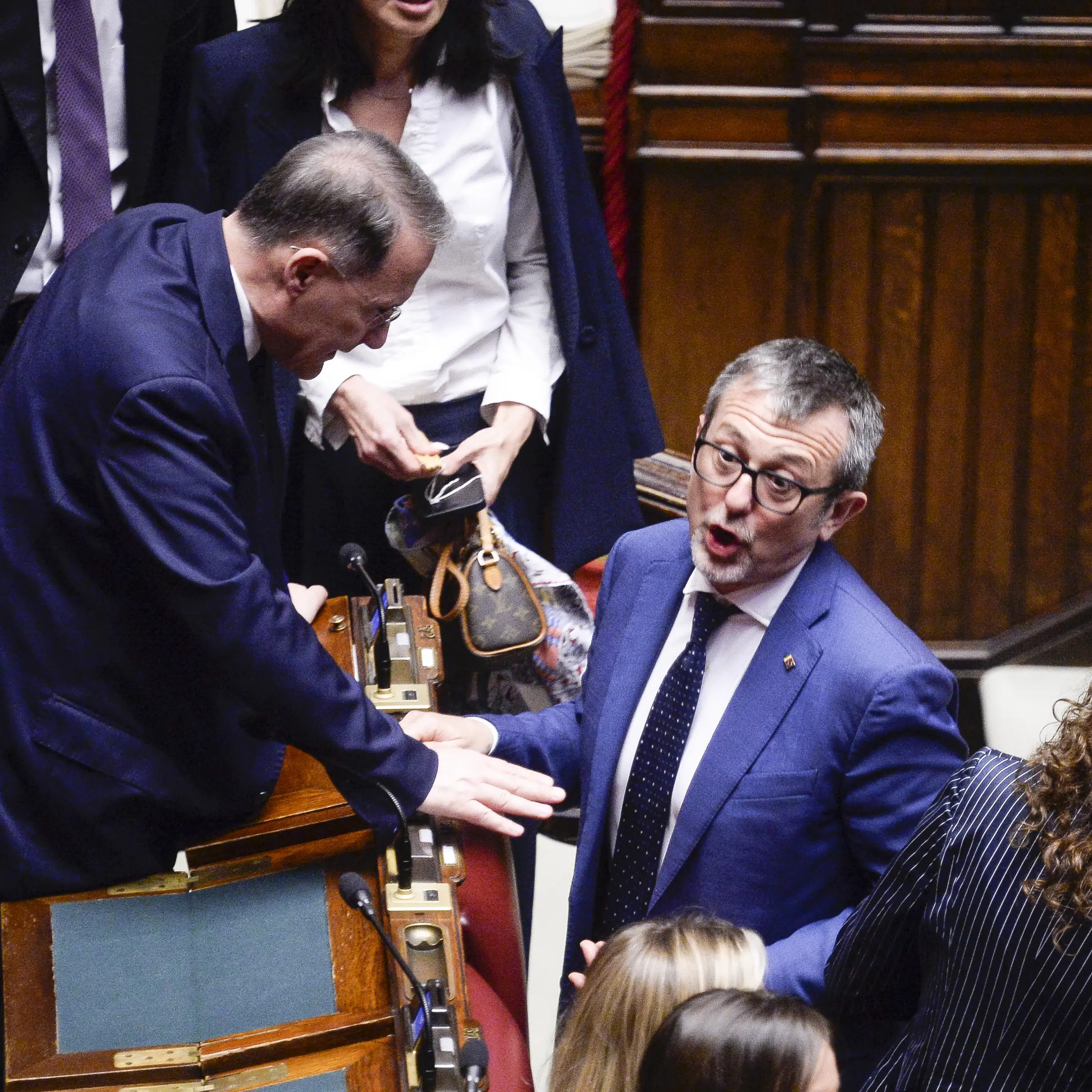 Caso Delmastro, giornata surreale alla Camera: respinta la richiesta della Procura sulle chat con il ristoratore Caroccia\n