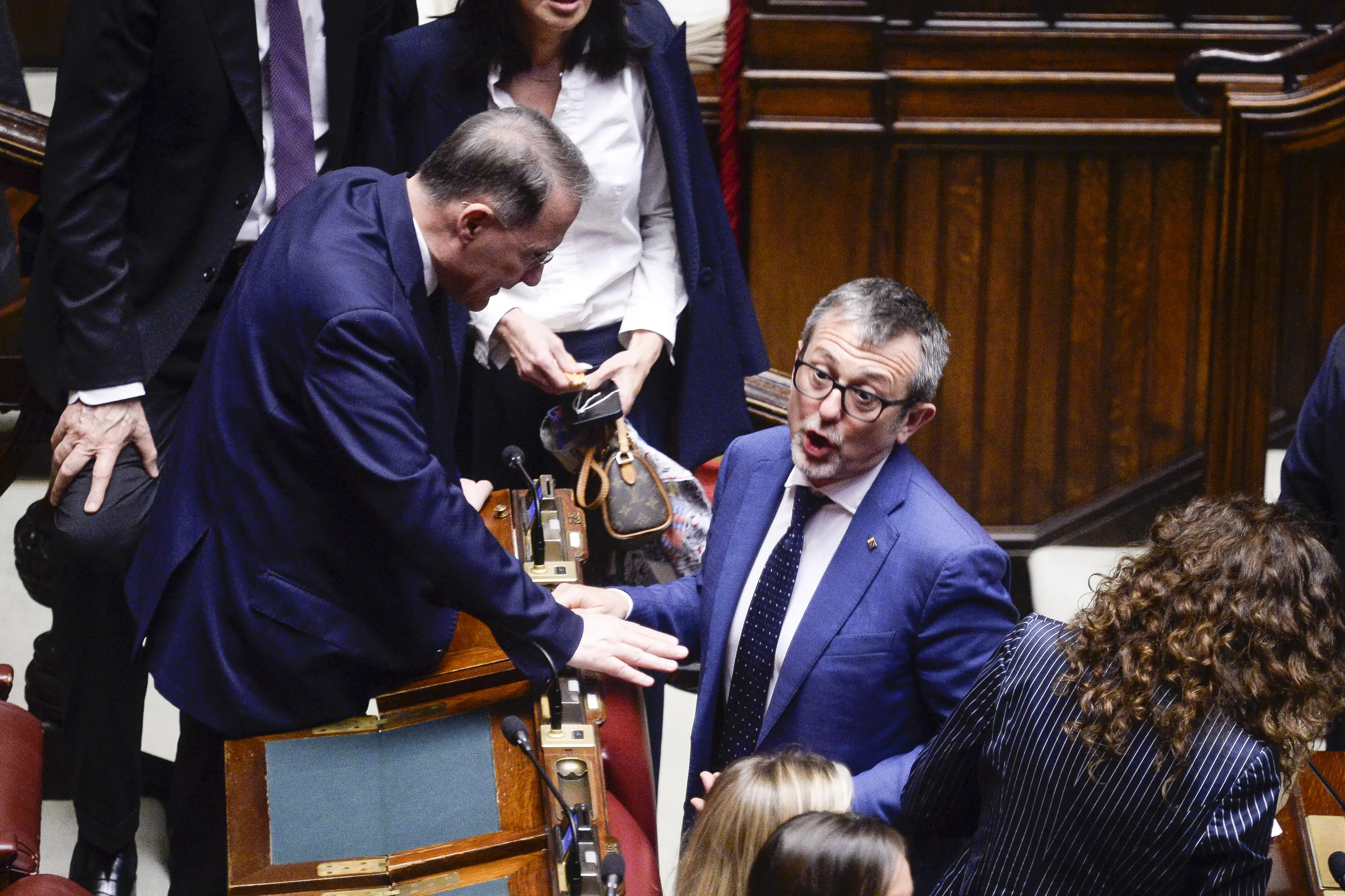 Caso Delmastro, giornata surreale alla Camera: respinta la richiesta della Procura sulle chat con il ristoratore Caroccia\n