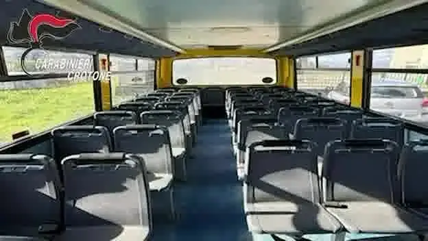 Scuolabus senza pedana acquistato con fondi per studenti disabili: tre indagati nel Crotonese\n