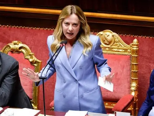 <p>Caso Delmastro, l’assist (involontario) di Meloni a Conte: la maggioranza gli restituisce il terreno della legalità</p>