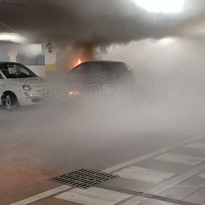 Rende, Fiat Punto in fiamme nel parcheggio della Coop\u00A0| VIDEO\n