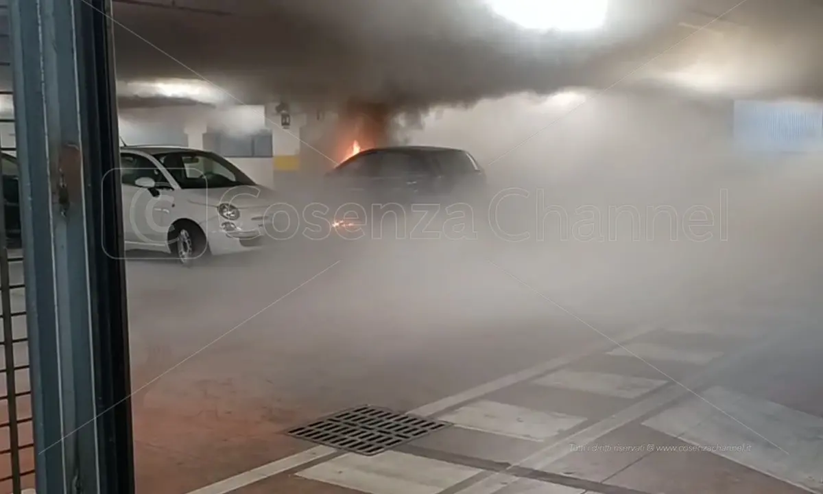 Rende, Fiat Punto in fiamme nel parcheggio della Coop\u00A0| VIDEO\n