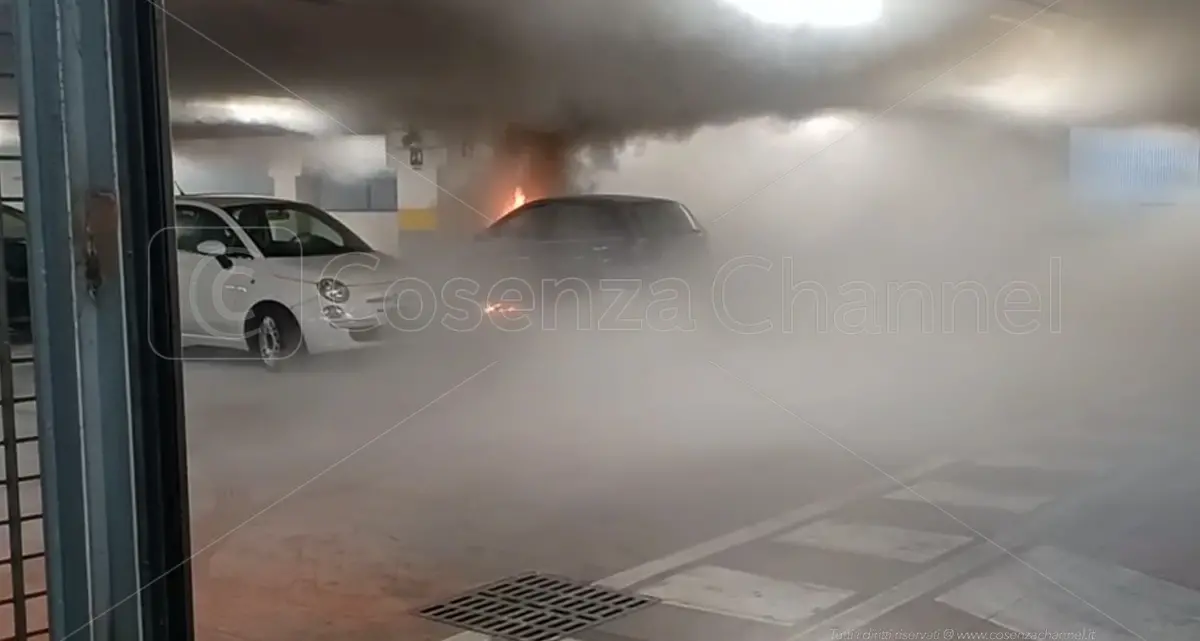 <p>Auto in fiamme nel parcheggio di un supermercato a Rende</p>