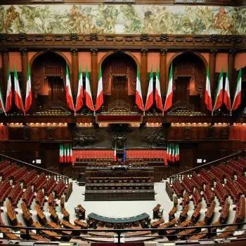 <p>«Fuori le chat», telefonini e accuse di mafia: alla Camera la battaglia su Delmastro finisce in cagnara politica</p>