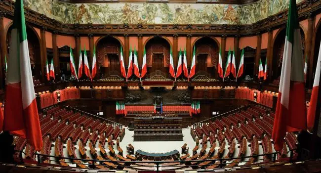 «Fuori le chat», telefonini e accuse di mafia: alla Camera la battaglia su Delmastro finisce in\u00A0cagnara\u00A0politica\n