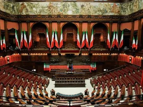 «Fuori le chat», telefonini e accuse di mafia: alla Camera la battaglia su Delmastro finisce in cagnara politica