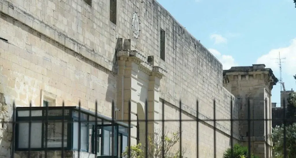 «Mio figlio di 15 anni in isolamento a Malta»: l’incubo di Flavio, tra celle senza acqua, pasti senza posate e atti di autolesionismo\n