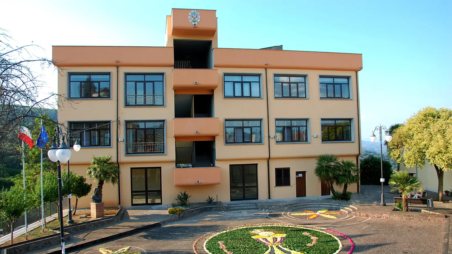 <p>Il Municipio di Maierato</p>\\n