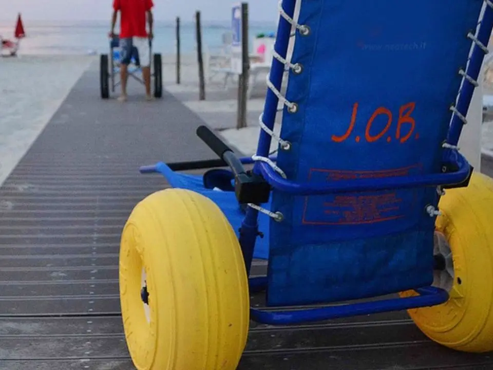 Spiagge più accessibili sulla Costa degli Dei, l’associazione Coscioni: «Solo Pizzo ha risposto, azioni legali contro gli altri 8 Comuni»