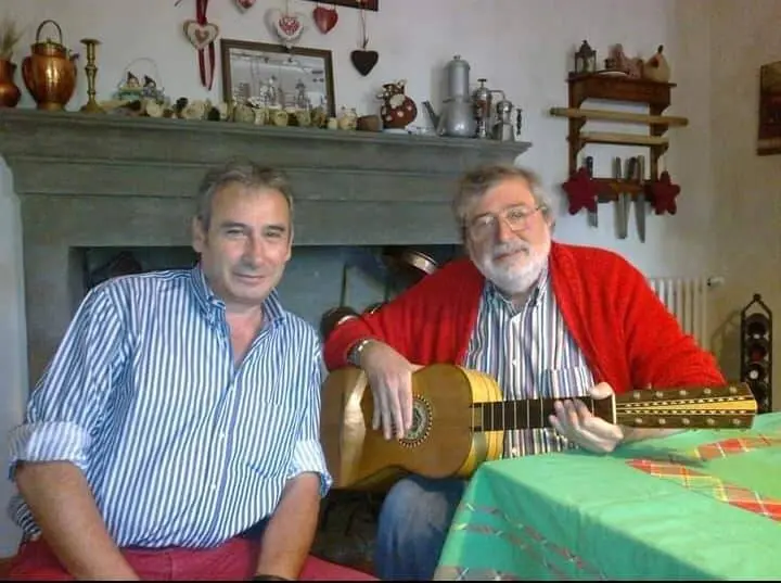 Guccini e il carabiniere calabrese: storia di notti di musica sotto i portici di Bologna e un’Italia svanita\n