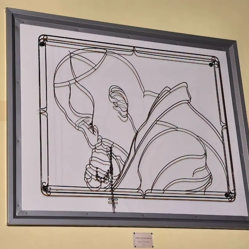 Un intreccio di ferro e luce a rappresentare Papa Francesco: a Satriano murales tridimensionale dedicato al pontefice\n