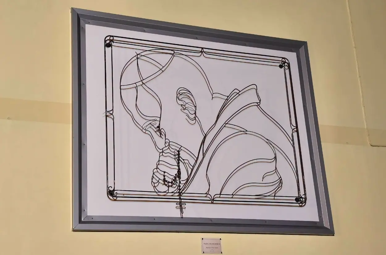 Un intreccio di ferro e luce a rappresentare Papa Francesco: a Satriano murales tridimensionale dedicato al pontefice\n