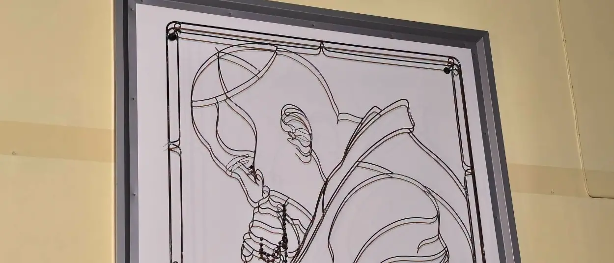 Un intreccio di ferro e luce a rappresentare Papa Francesco: a Satriano murales tridimensionale dedicato al pontefice\n