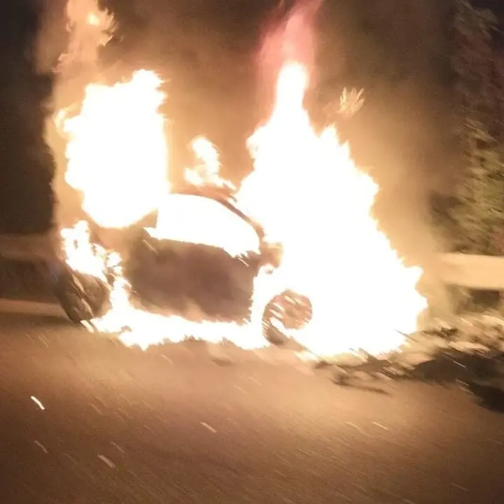 Milano, si dà fuoco nella sua auto davanti a casa della ex mentre è in videochiamata: è in prognosi riservata\n