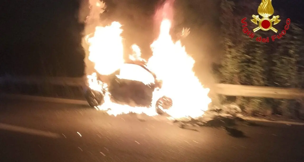 Milano, si dà fuoco nella sua auto davanti a casa della ex mentre è in videochiamata: è in prognosi riservata\n