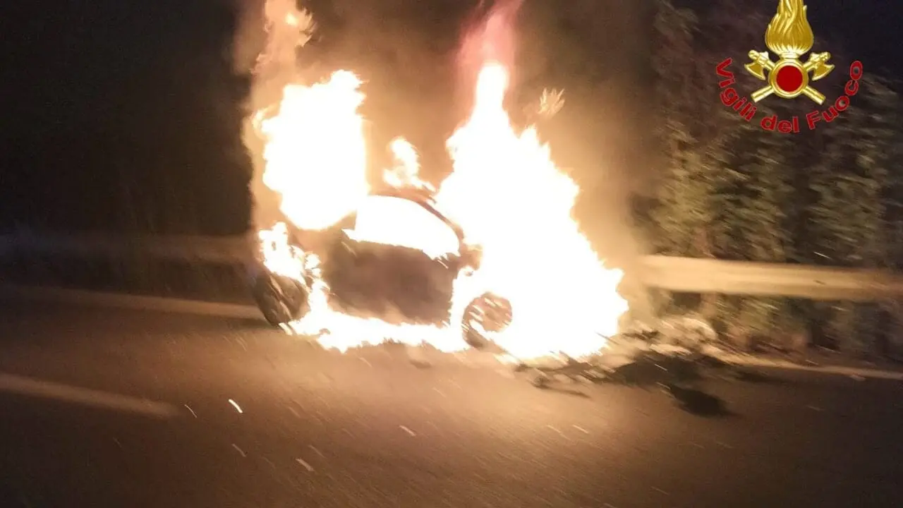 Milano, si dà fuoco nella sua auto davanti a casa della ex mentre è in videochiamata: è in prognosi riservata\n