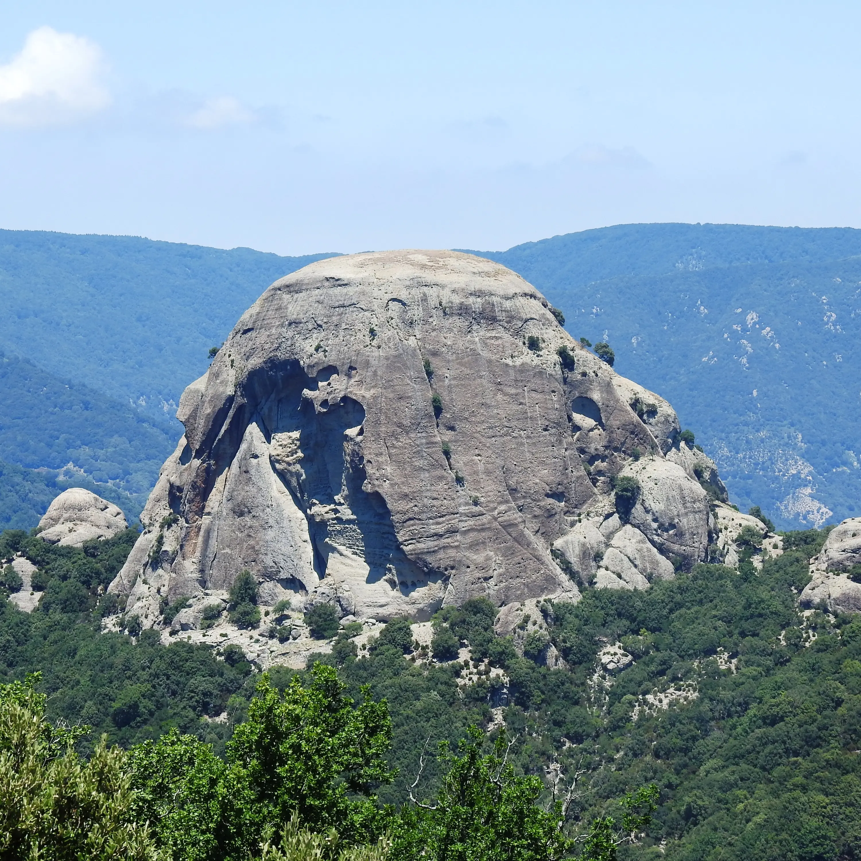 Pietra Cappa, il gigante d’Aspromonte che sfida il cielo e attrae il turismo lento\n