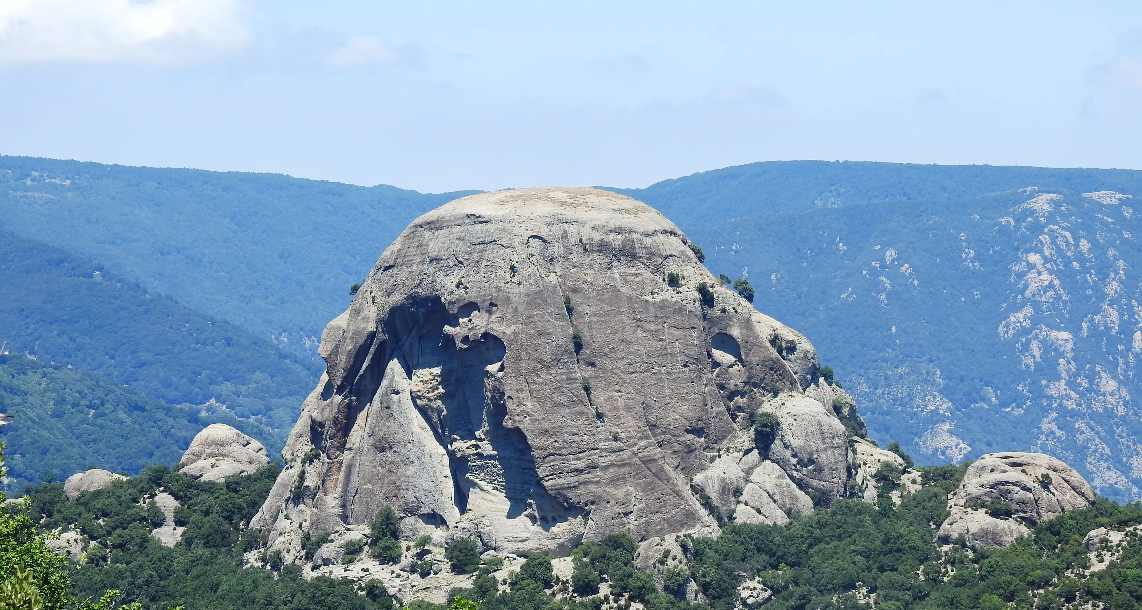 Pietra Cappa, il gigante d’Aspromonte che sfida il cielo e attrae il turismo lento\n