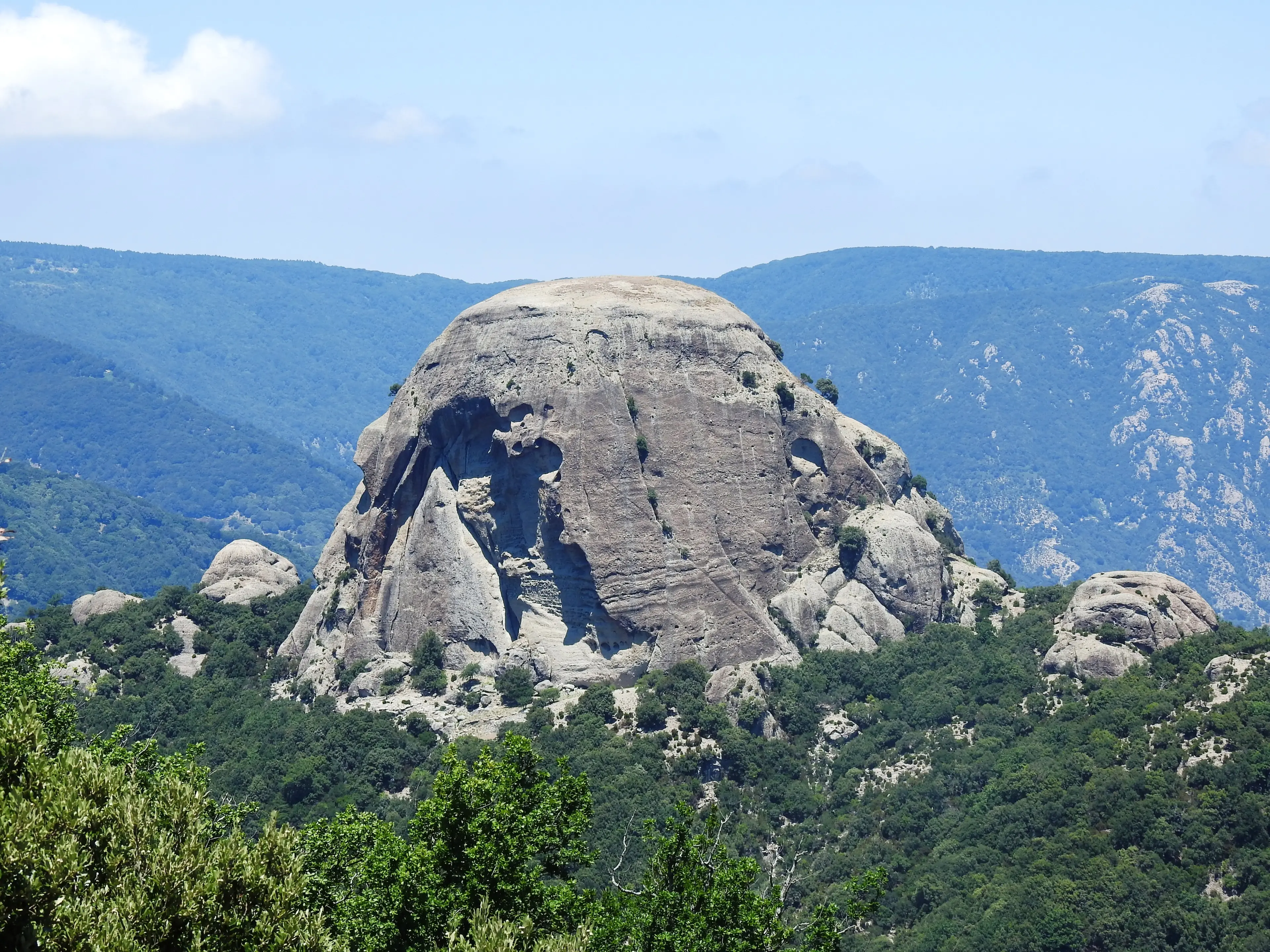 Pietra Cappa, il gigante d’Aspromonte che sfida il cielo e attrae il turismo lento\n