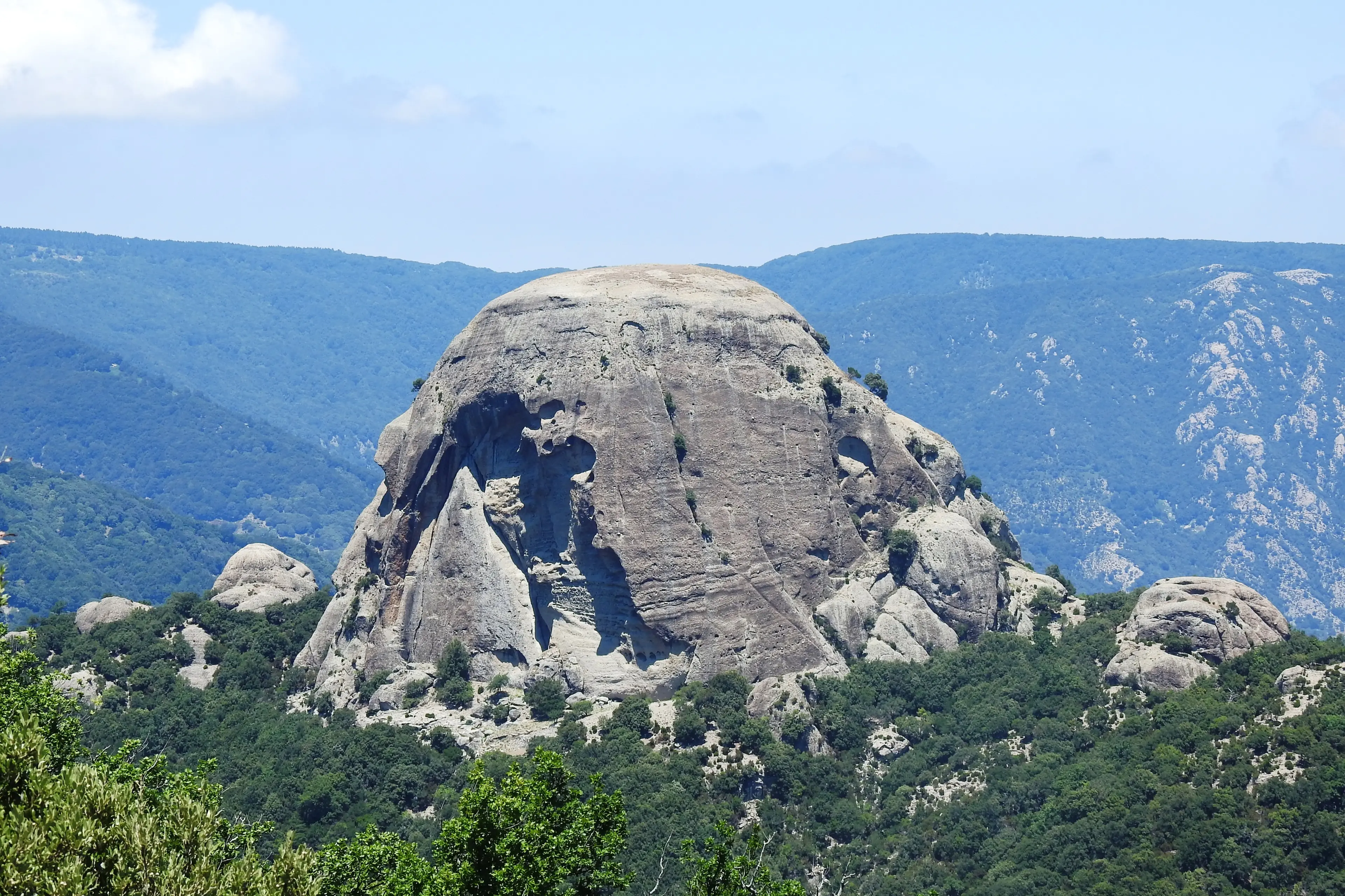 Pietra Cappa, il gigante d’Aspromonte che sfida il cielo e attrae il turismo lento\n