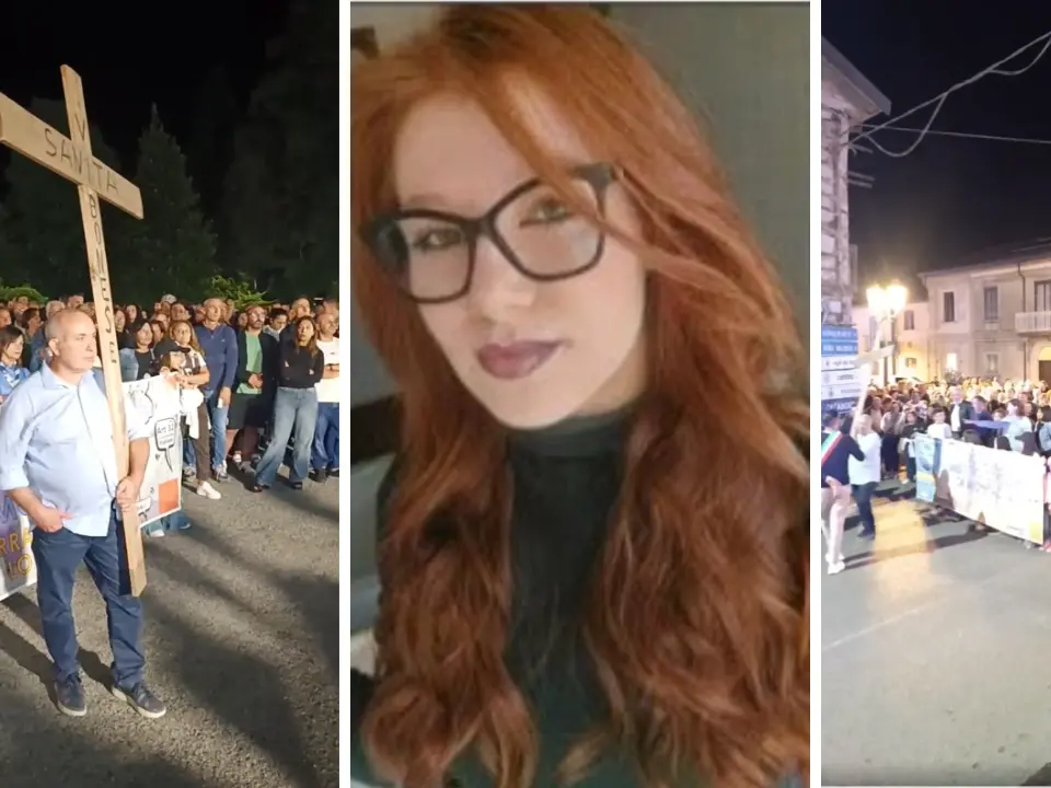 Serra, toccante via crucis civile in difesa dell’ospedale e nel ricordo di Andrea: la marcia silenziosa di centinaia di cittadini